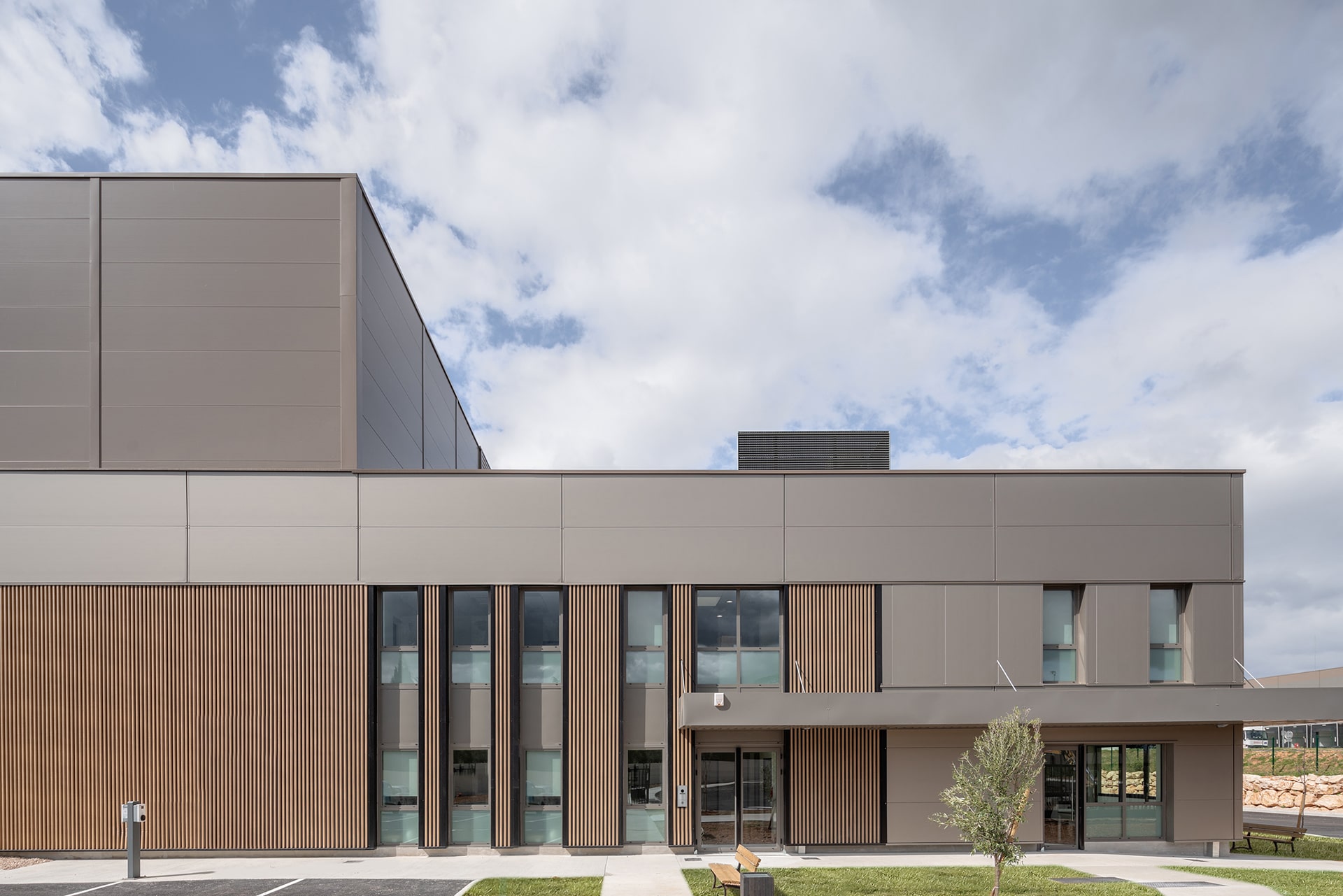 Éléments de structure bois préfabriqués sur un chantier